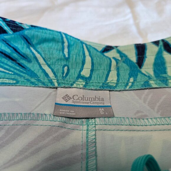 Columbia  PFG Tidal II Shorts in a blue tropical print. - Picture 6 of 10